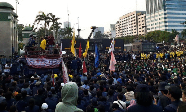Demo Mahasiswa Tolak Kenaikan UKT Ricuh di Depan Gedung DPR Kenaikan UKT