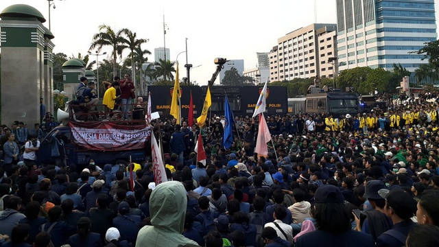 Demo Mahasiswa Tolak Kenaikan UKT Ricuh di Depan Gedung DPR Kenaikan UKT